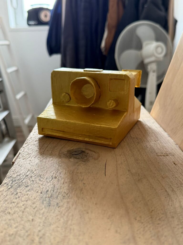 Een gouden polaroid camera!